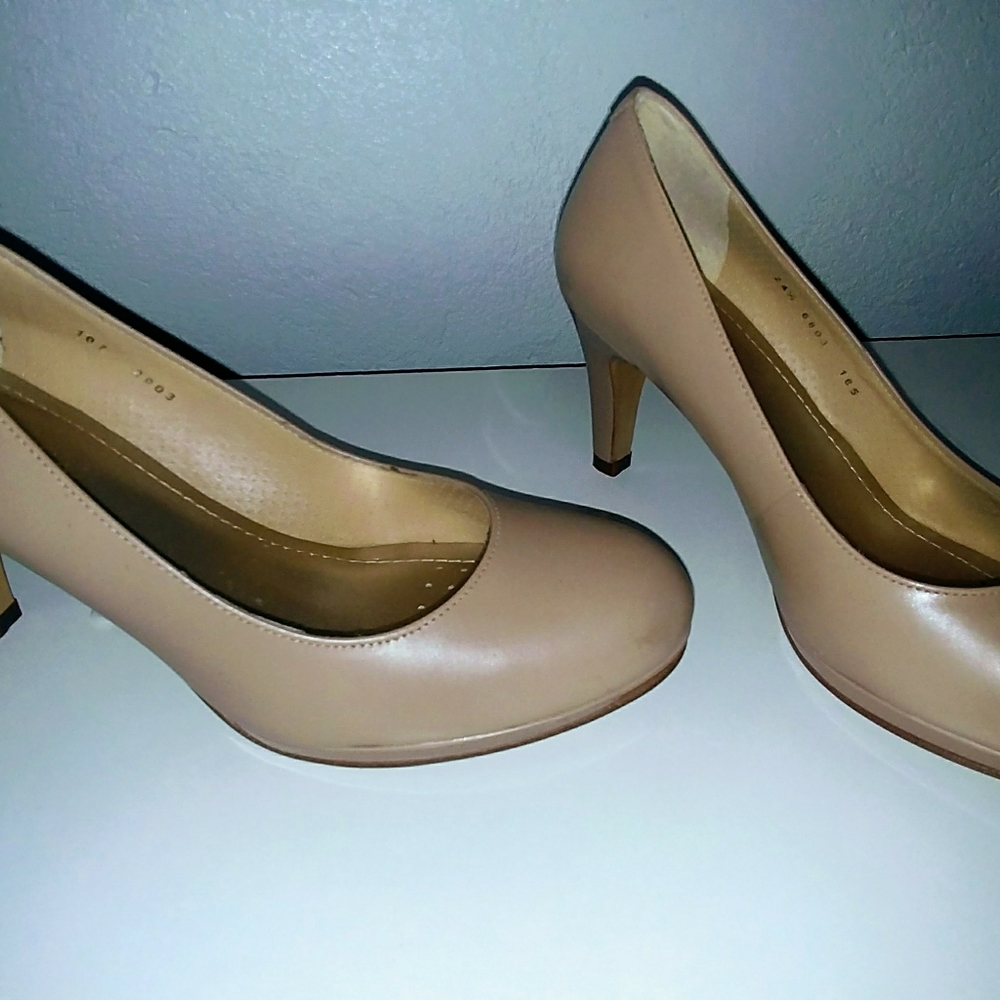 Tan pump.